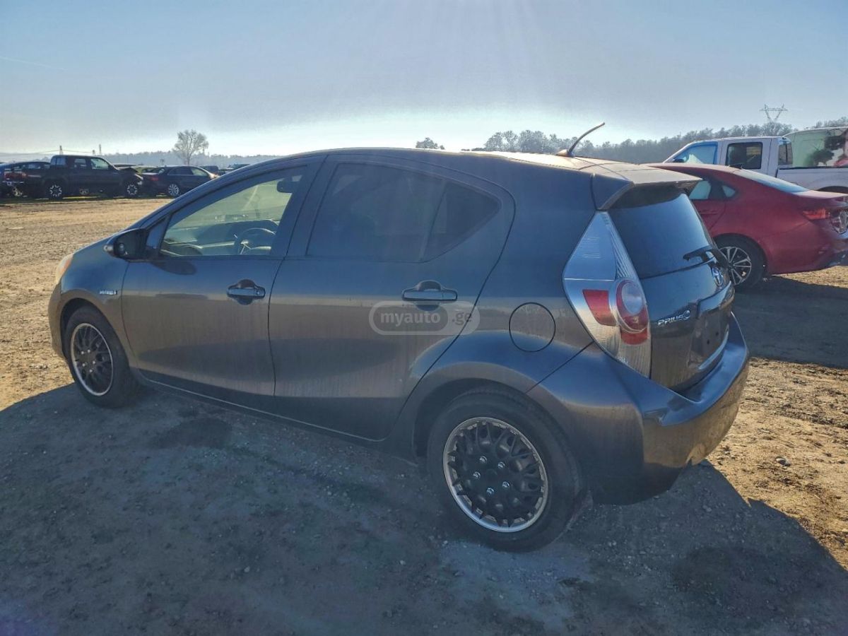 Toyota Prius 2014 — photo 2