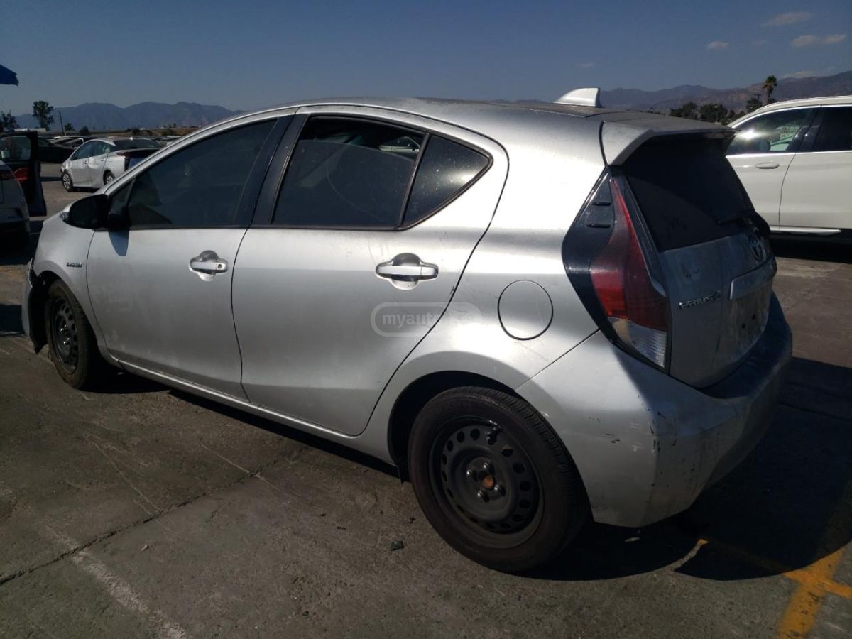 Toyota Prius 2015 — photo 2