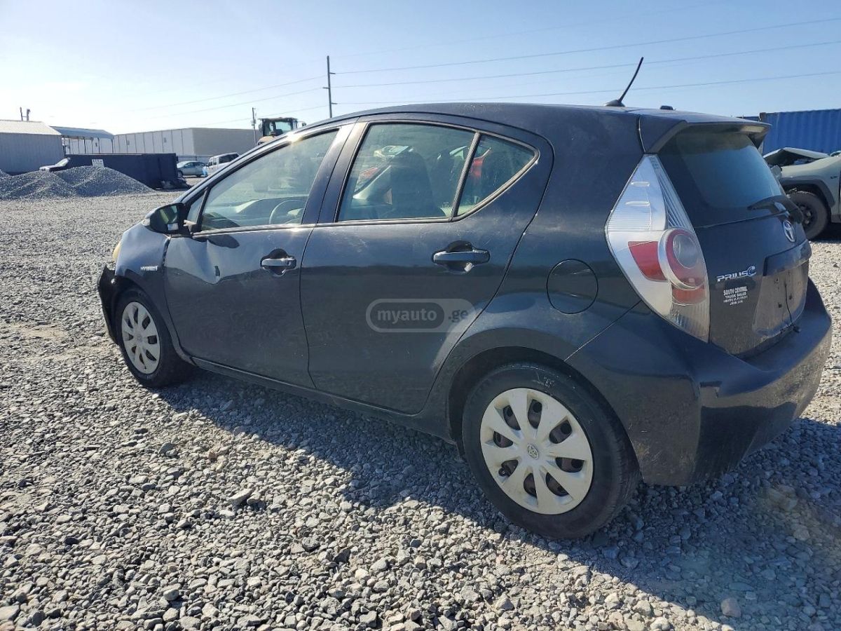 Toyota Prius 2013 — photo 2