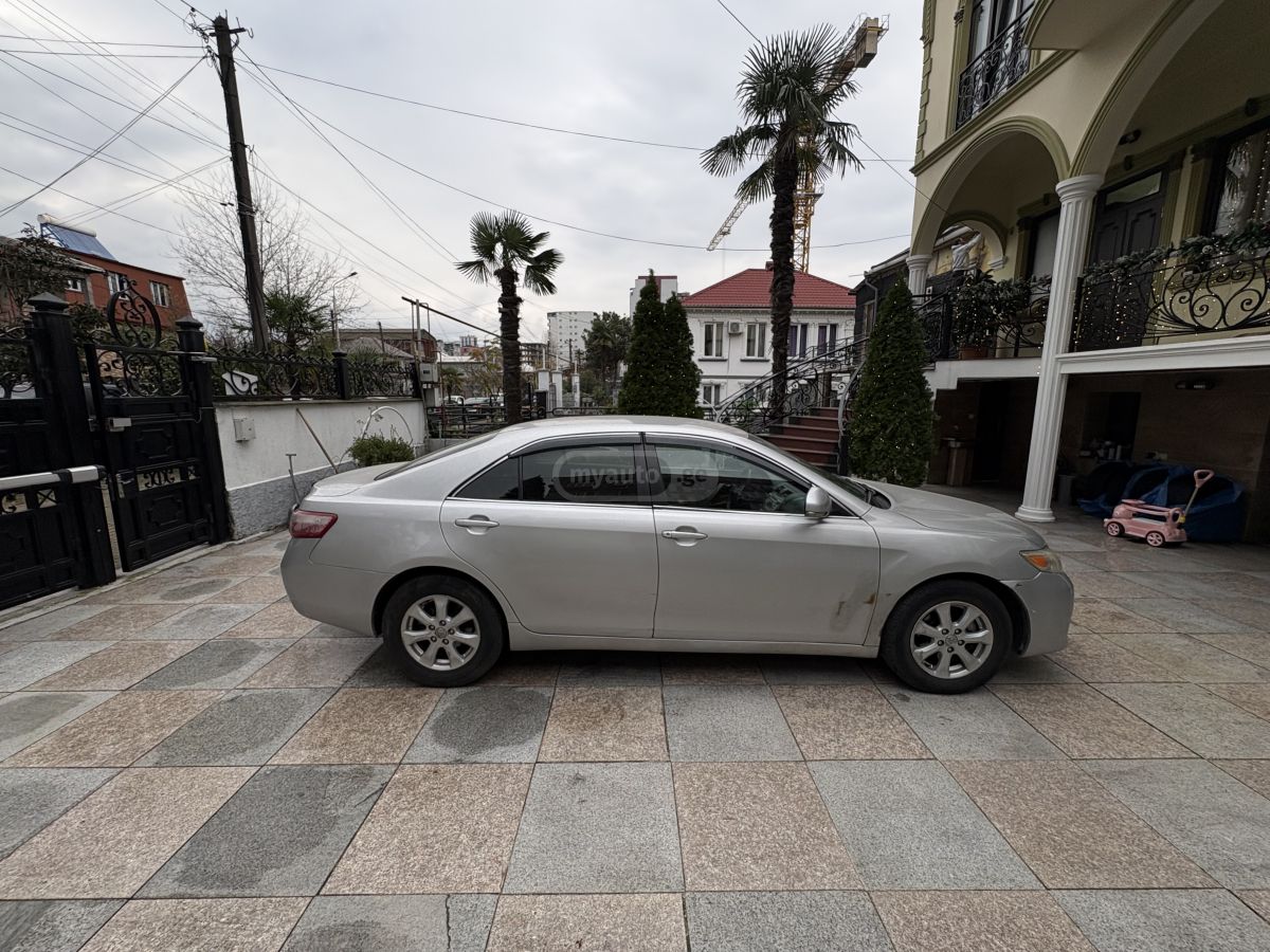 Toyota Camry 2010 — photo 2