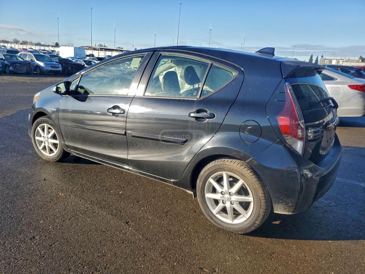 Toyota Prius 2015 — photo 2
