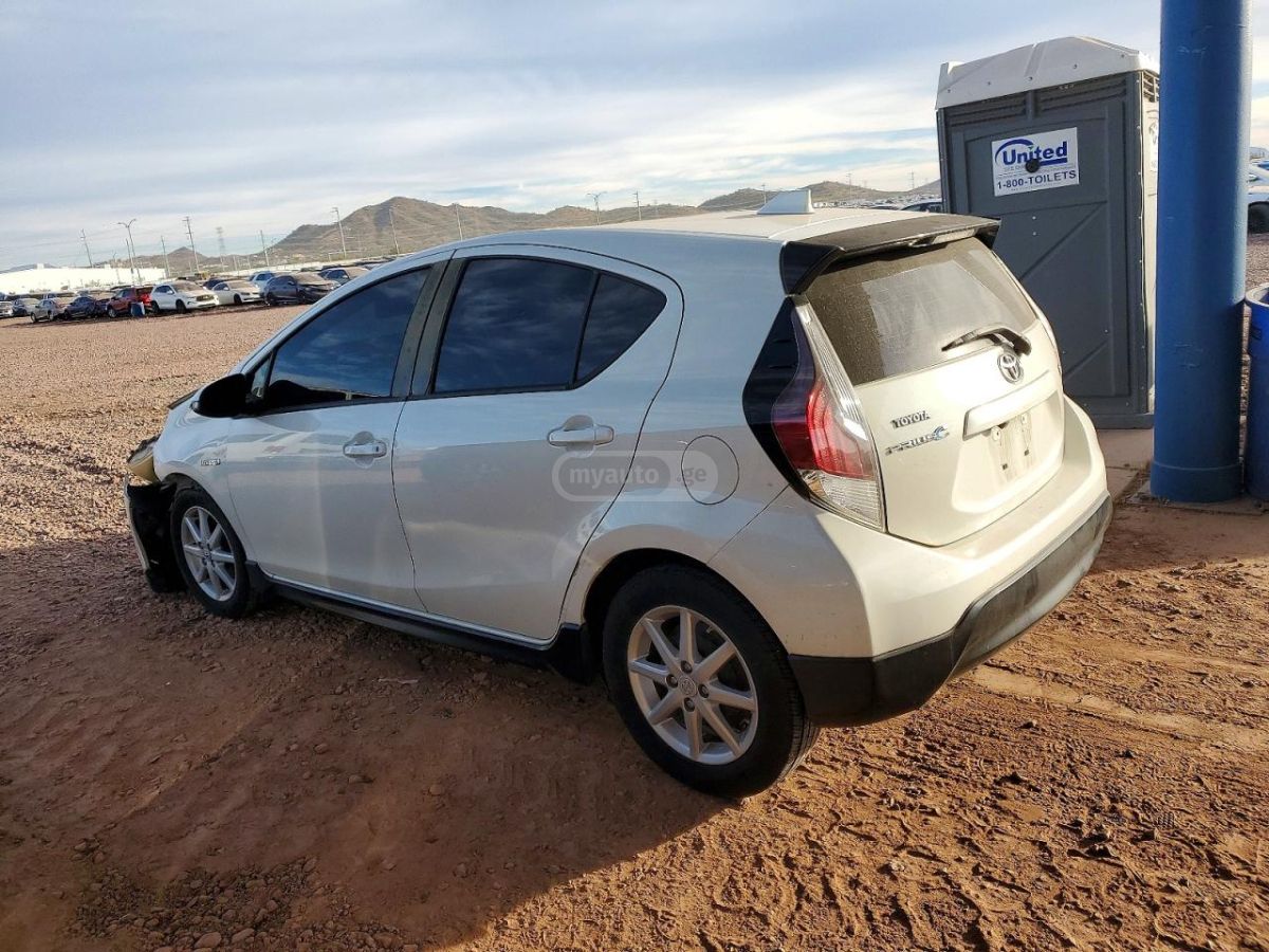 Toyota Prius 2017 — photo 2