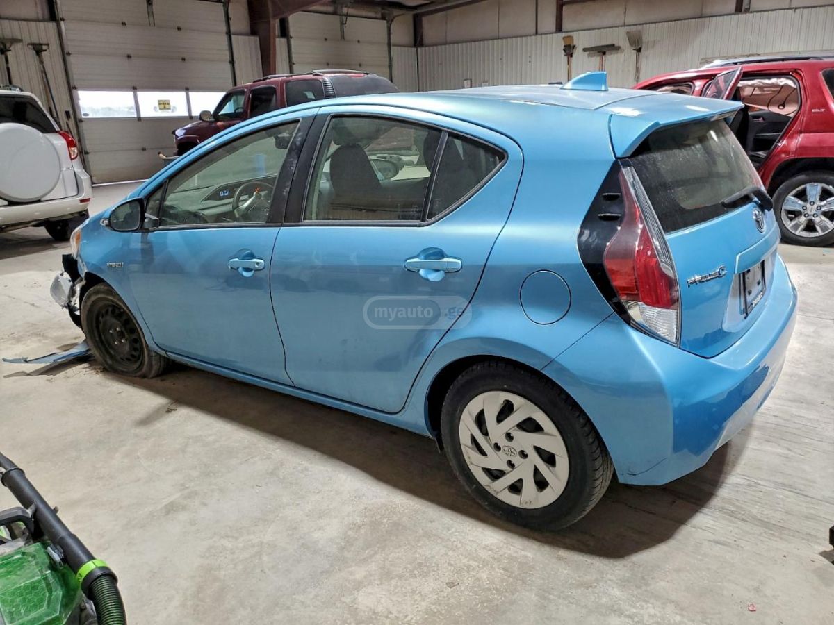 Toyota Prius 2016 — photo 2