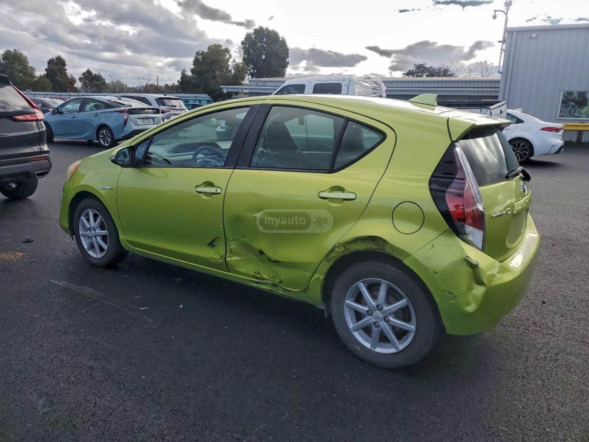 Toyota Prius 2016 — photo 2