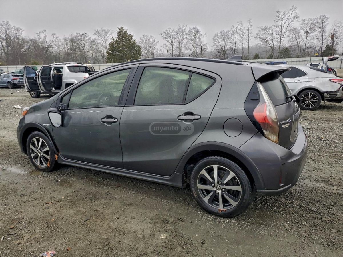 Toyota Prius 2018 — photo 2