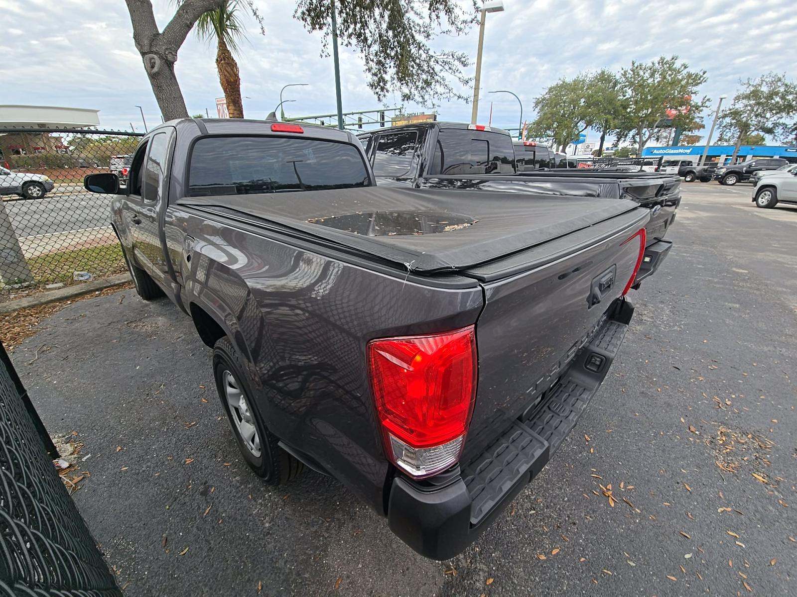 Toyota Tacoma 2017 — photo 2