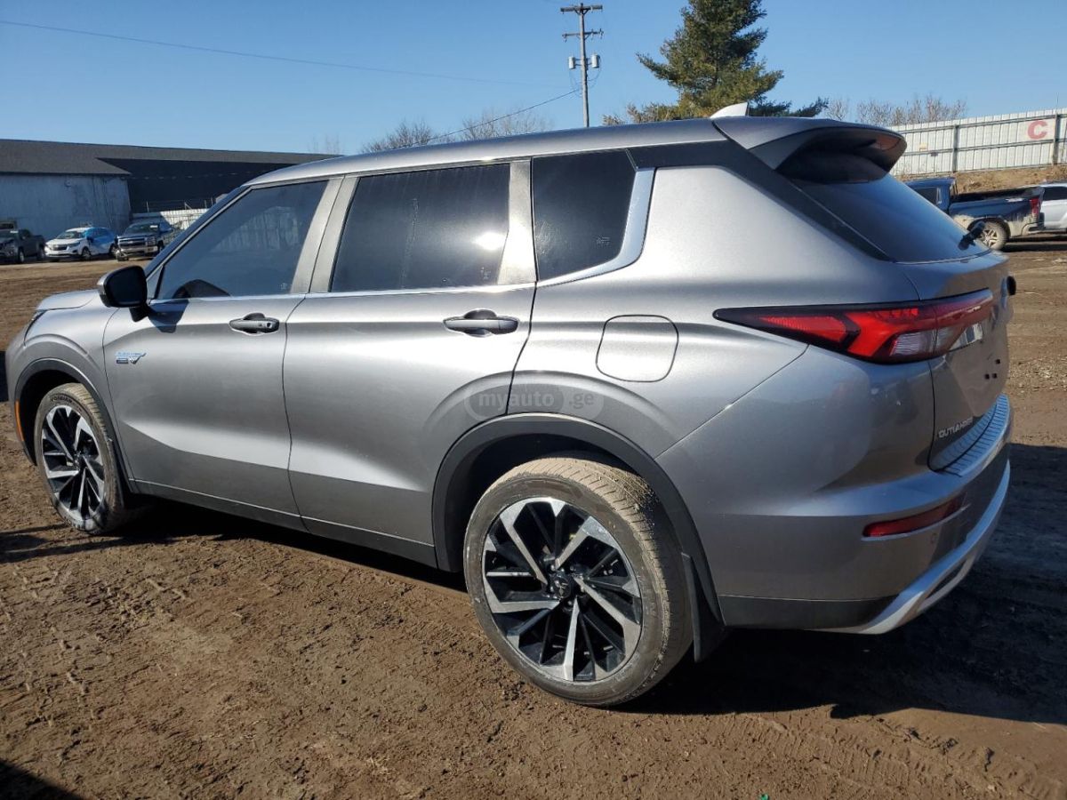 Mitsubishi Outlander 2023 — photo 2