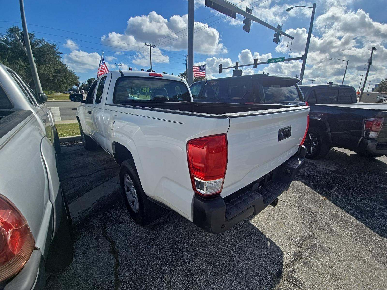 Toyota Tacoma 2016 — photo 2