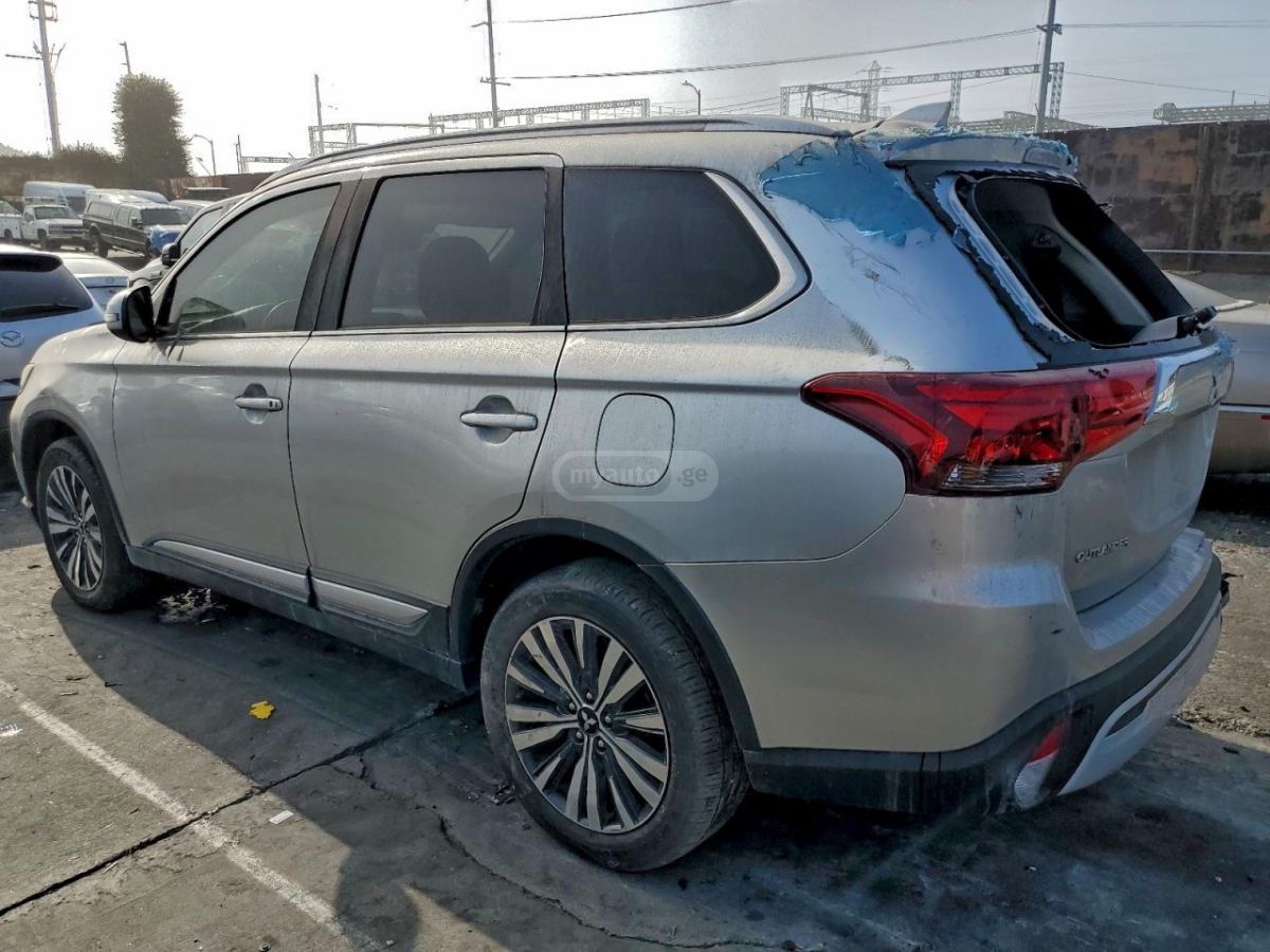 Mitsubishi Outlander 2020 — photo 2