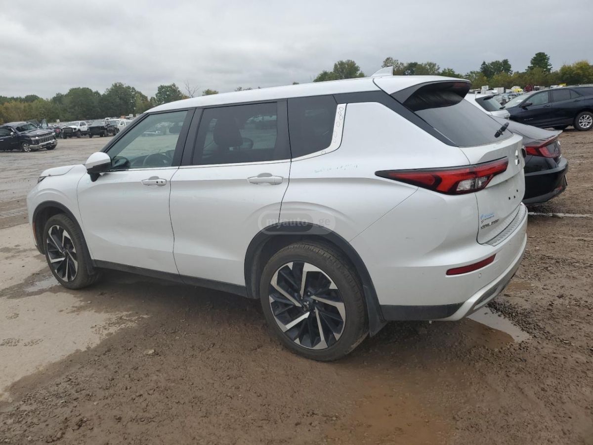 Mitsubishi Outlander 2023 — photo 2