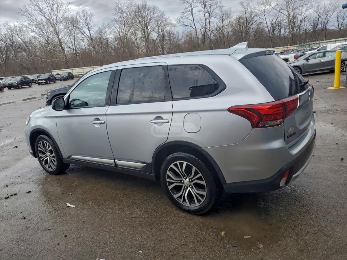 Mitsubishi Outlander 2017 — photo 2