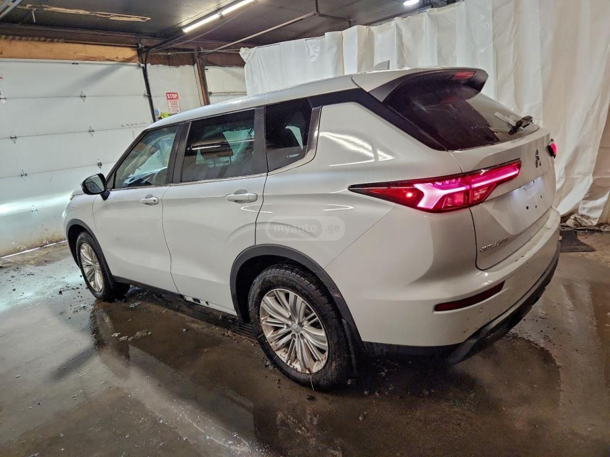 Mitsubishi Outlander 2022 — photo 2