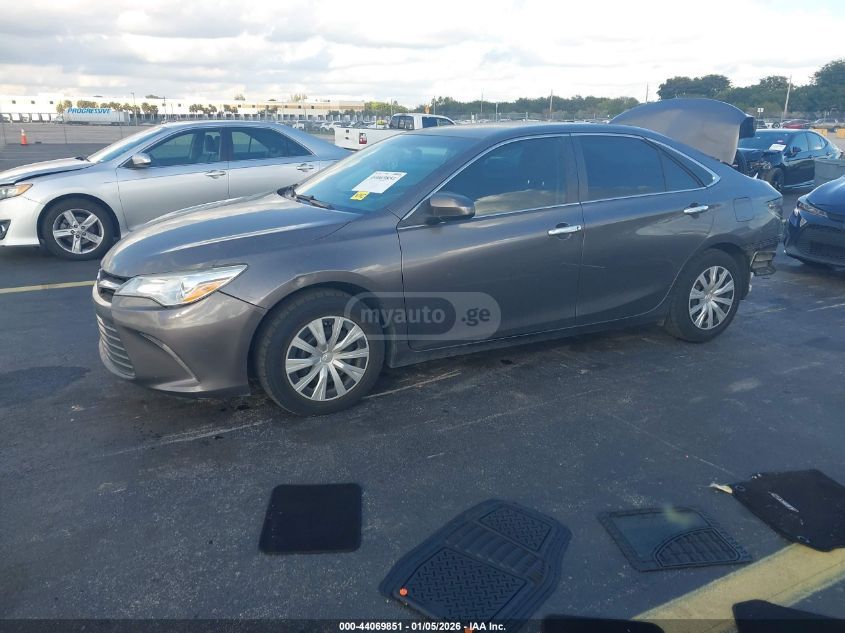 Toyota Camry 2015 — photo 2