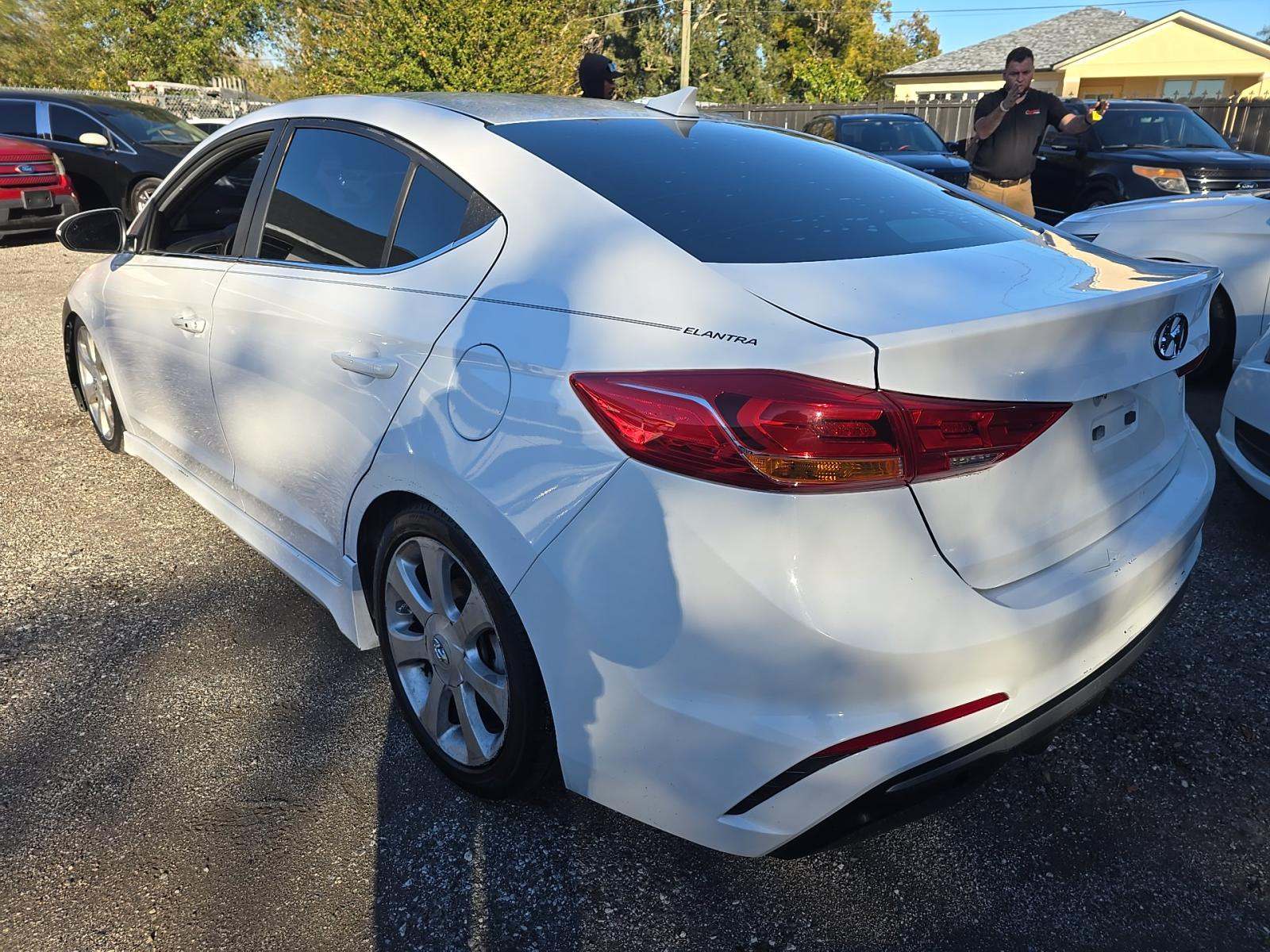 Hyundai Elantra 2018 — photo 2
