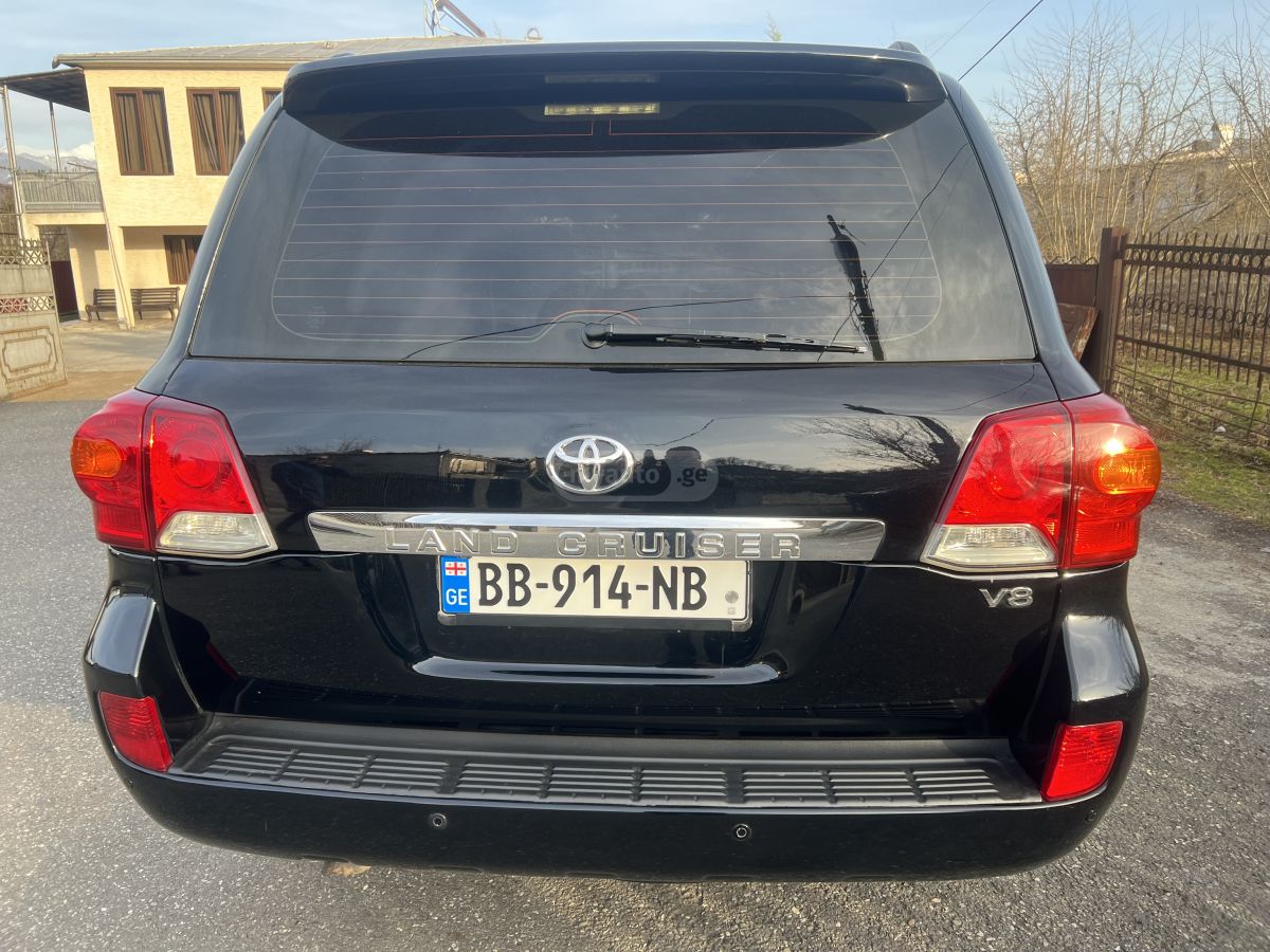 Toyota Land Cruiser 2013 — photo 2