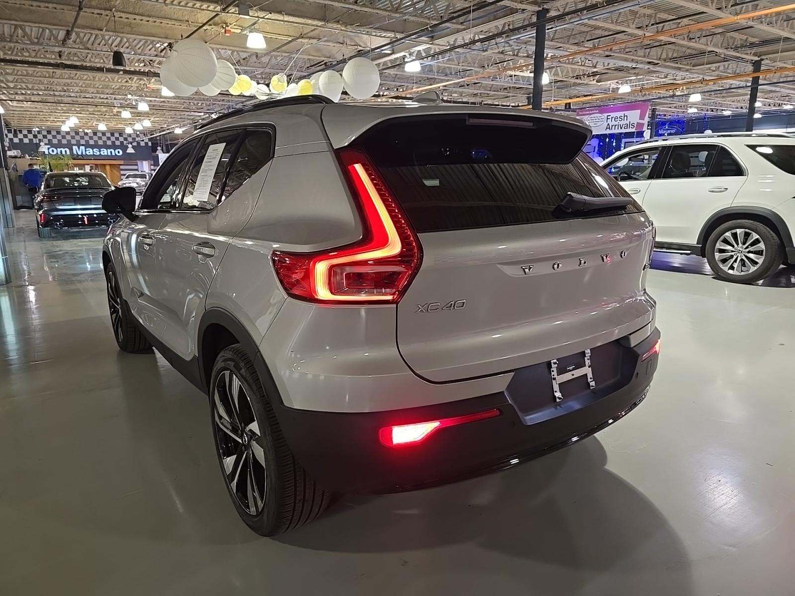 Volvo XC40 2025 — photo 2