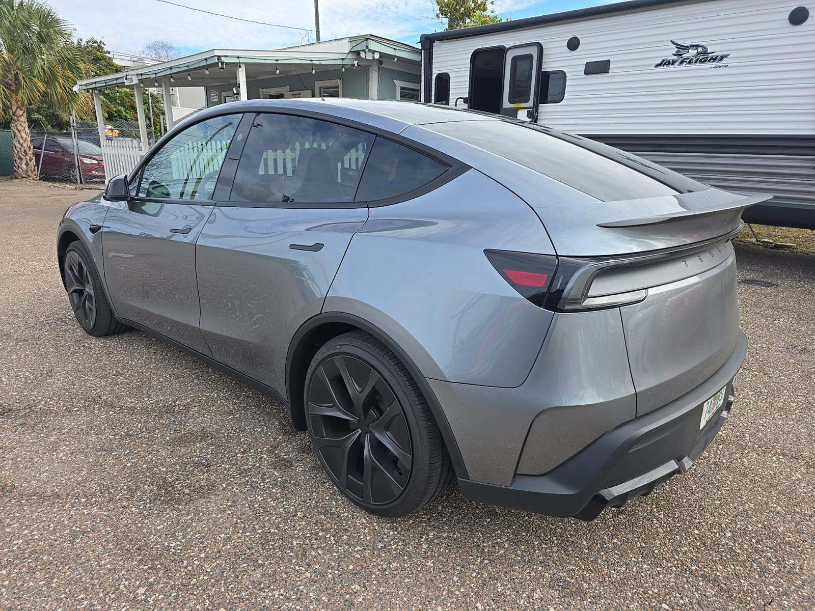 Tesla Model Y 2026 — photo 2