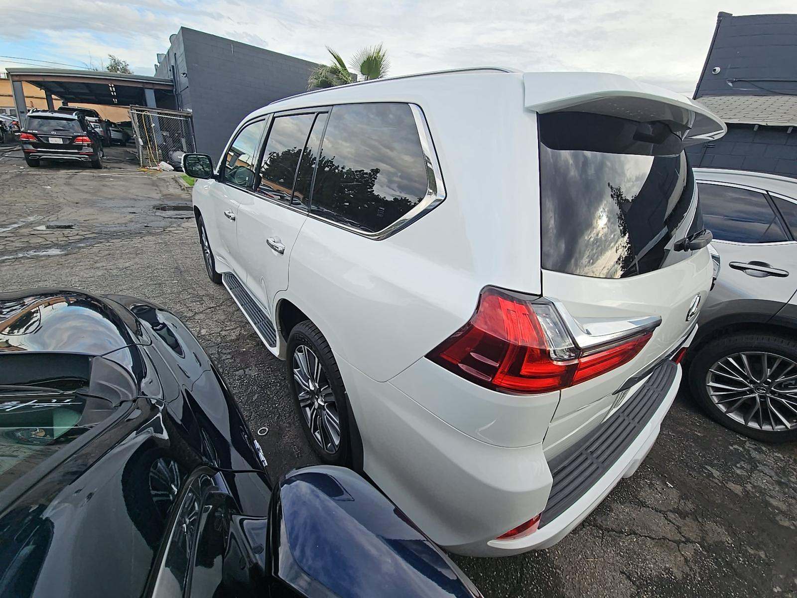 Lexus LX 570 2016 — photo 2
