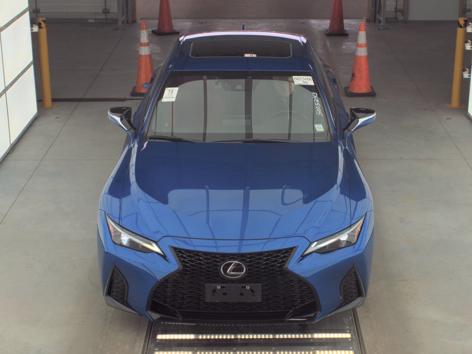 Lexus IS 350 2023 — photo 2