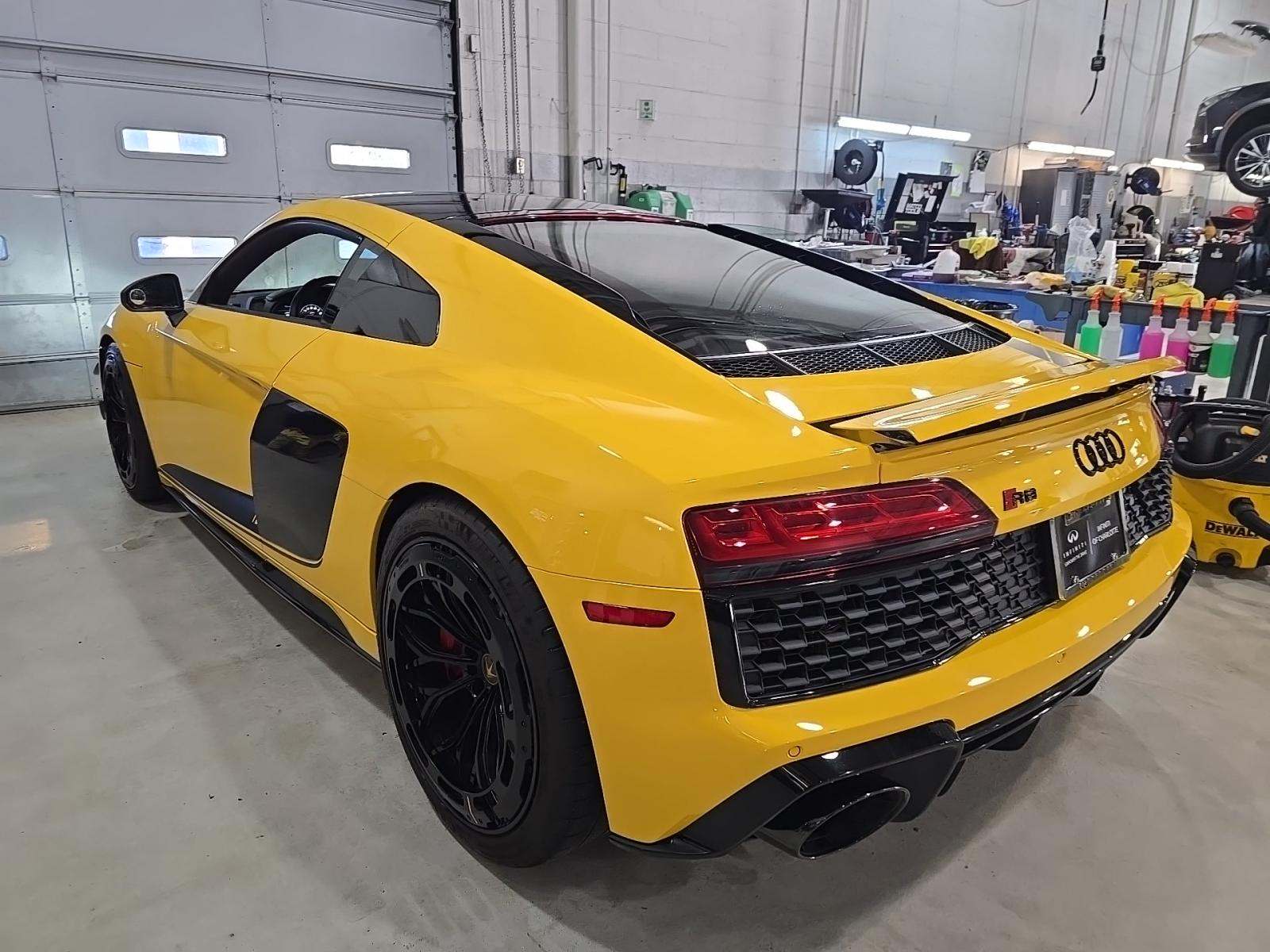 Audi R8 2023 — photo 2