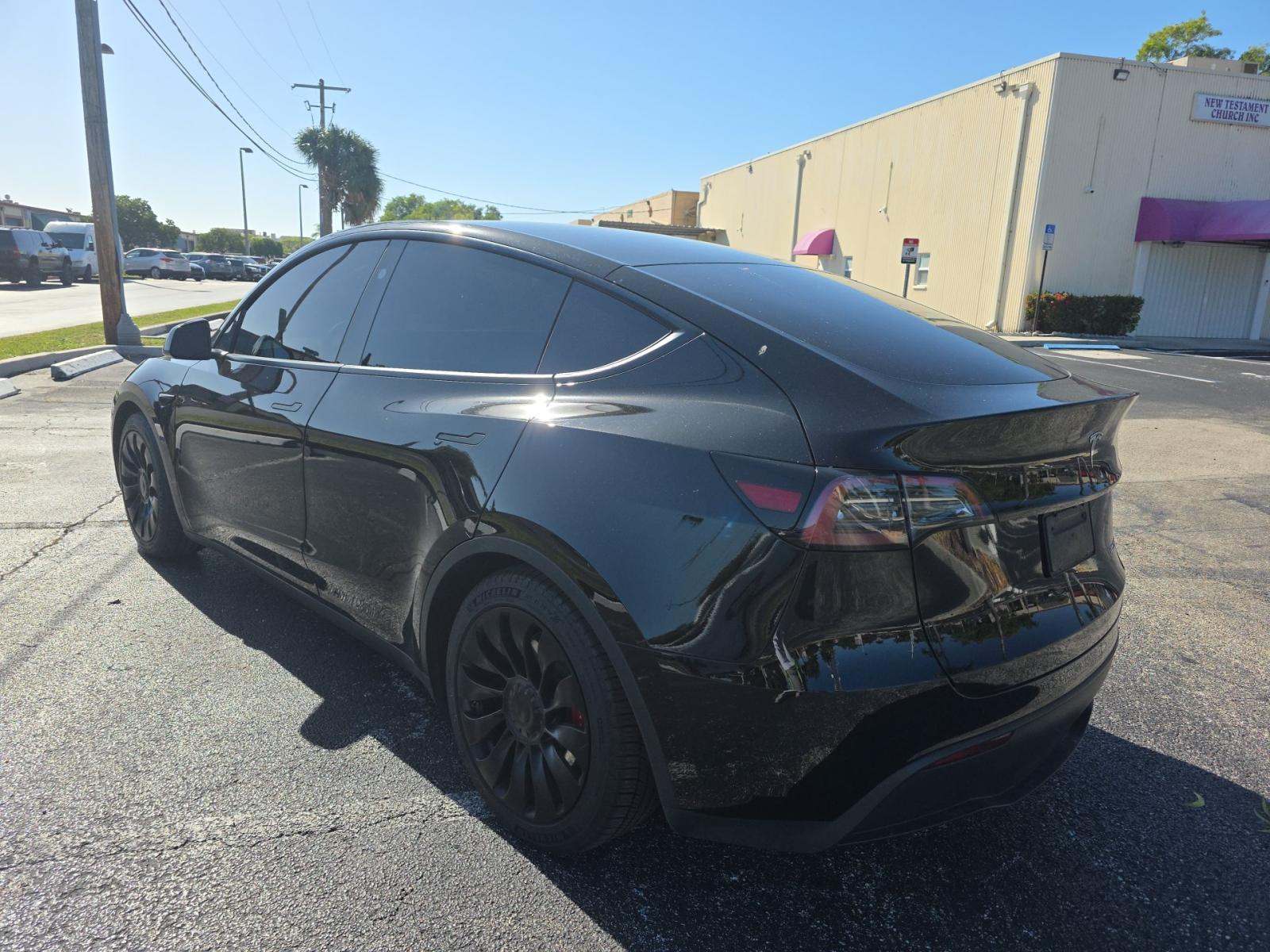 Tesla Model Y 2025 — photo 2