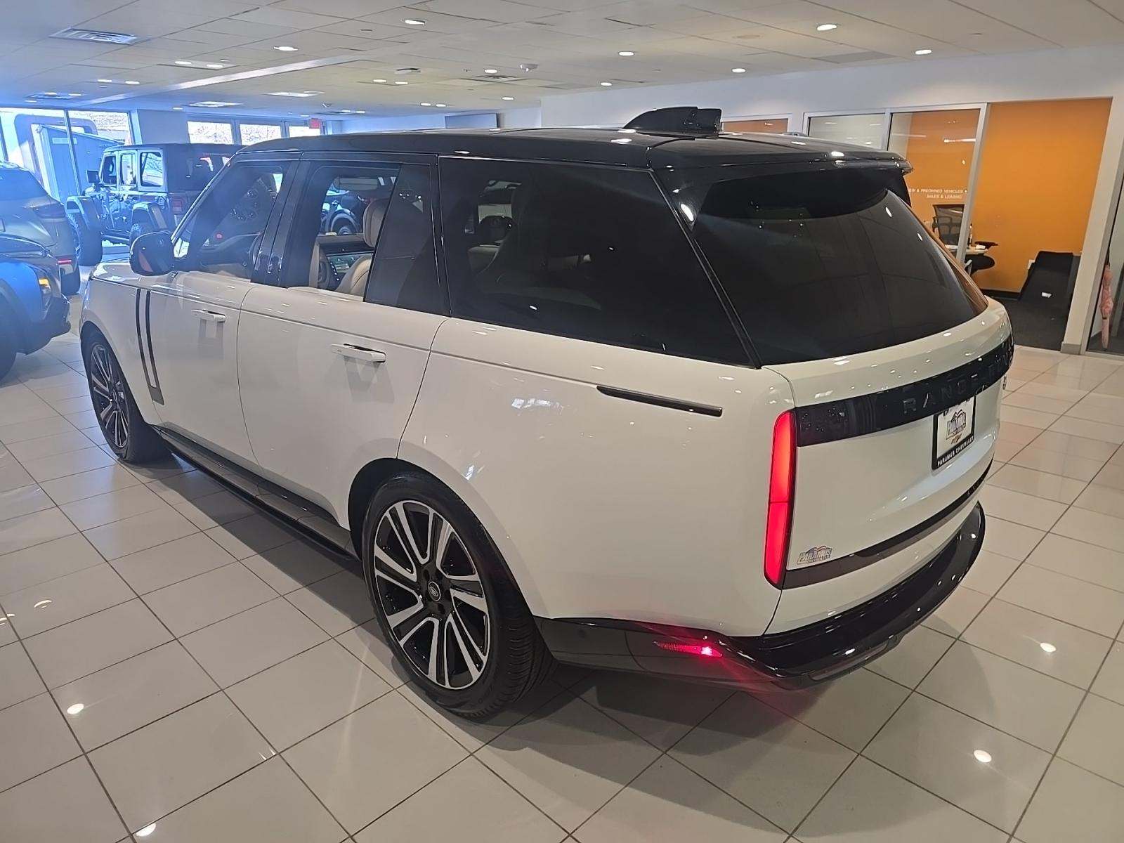 Land Rover Range Rover 2023 — photo 2
