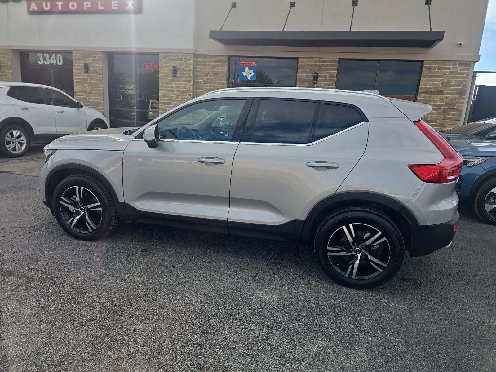 Volvo XC40 2025 — photo 2