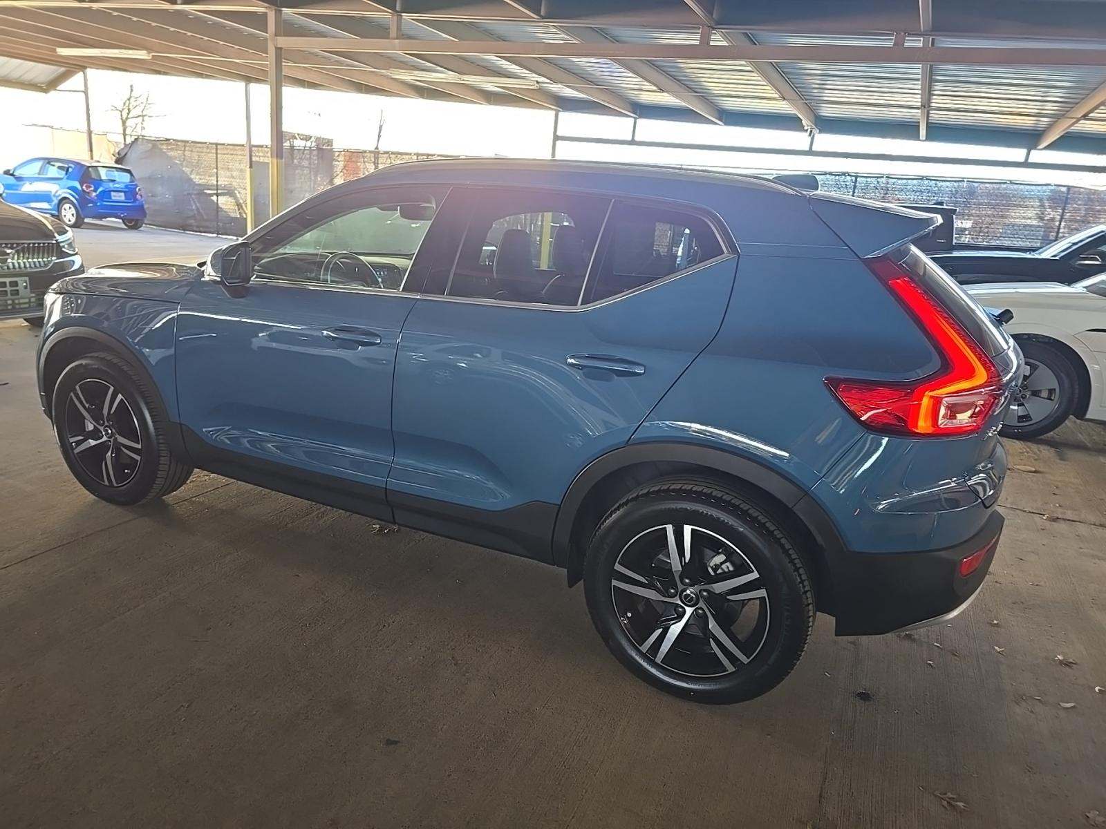 Volvo XC40 2025 — photo 2