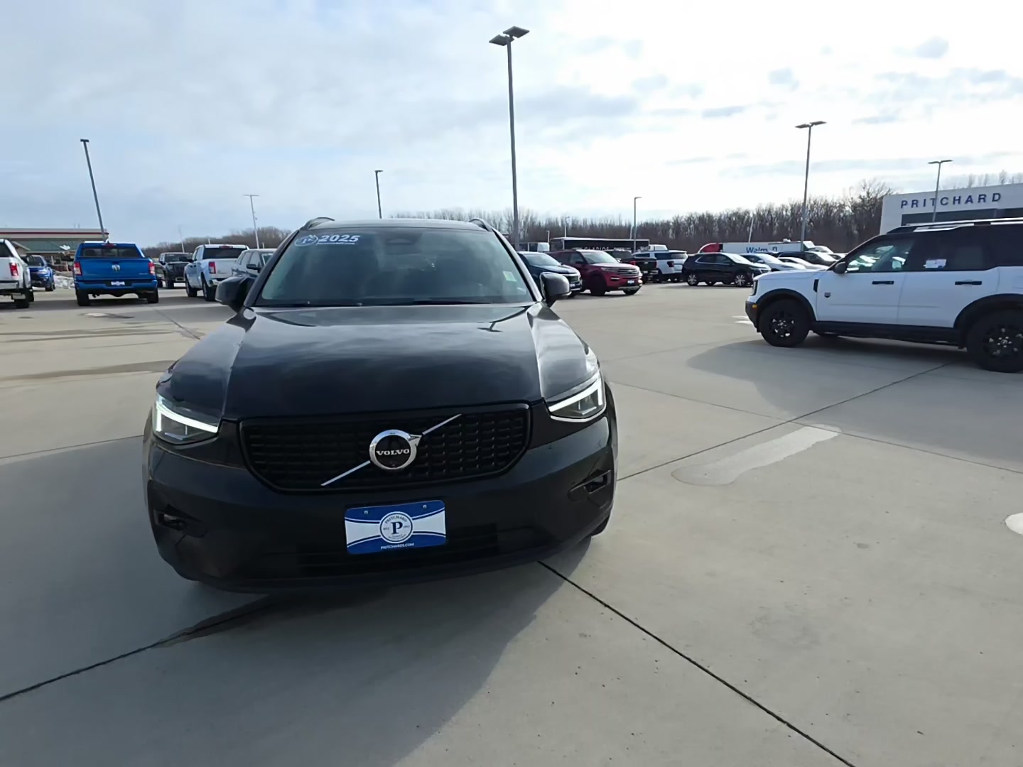 Volvo XC 40 2025 — photo 2