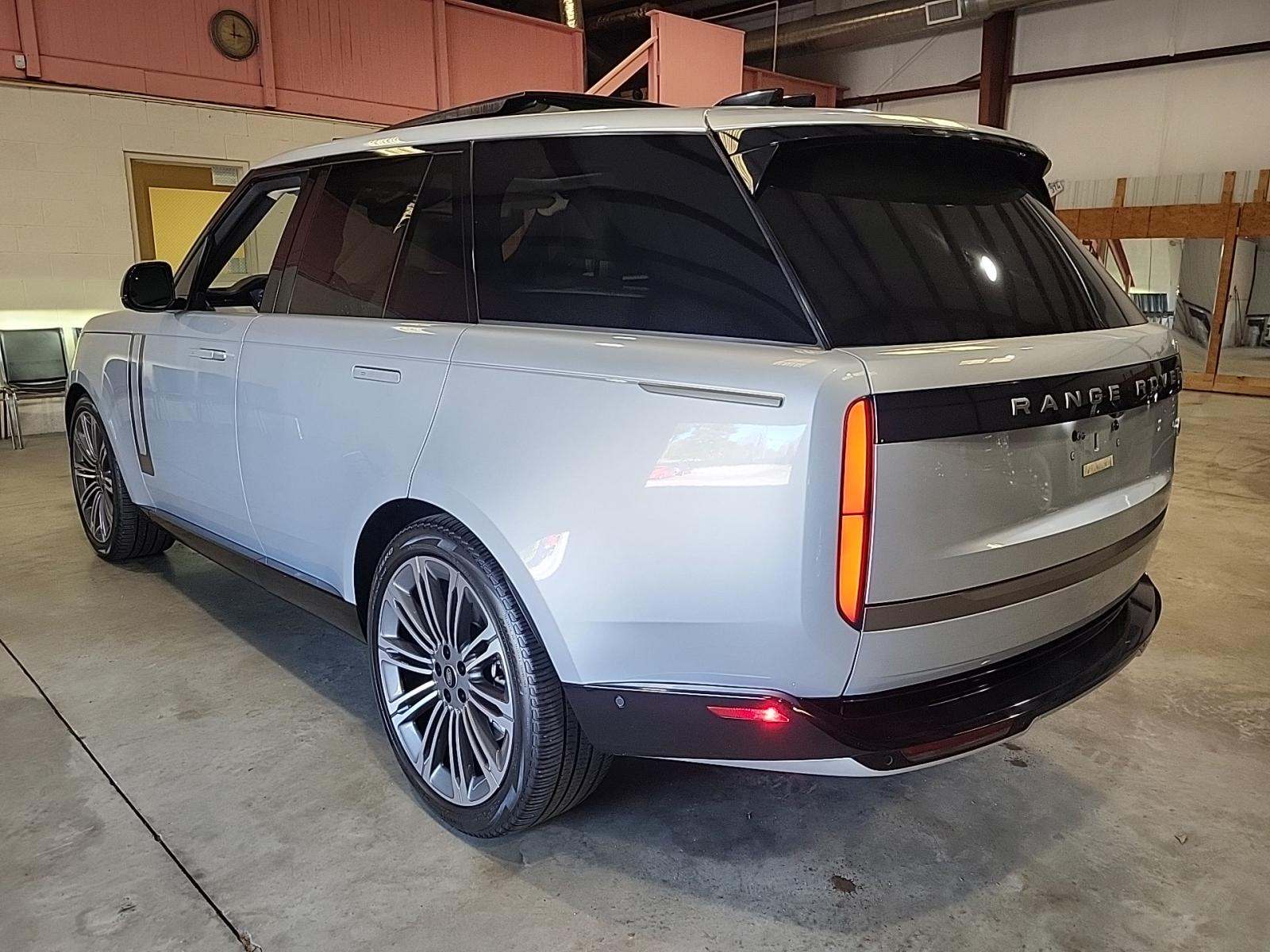 Land Rover Range Rover 2023 — photo 2