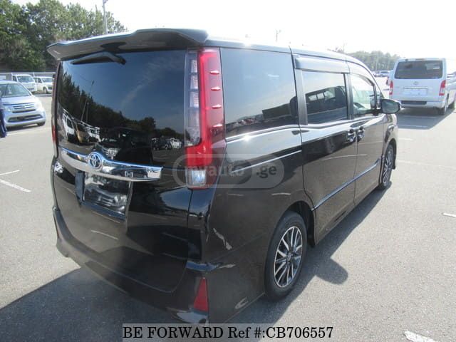 Toyota Noah 2017 — photo 2