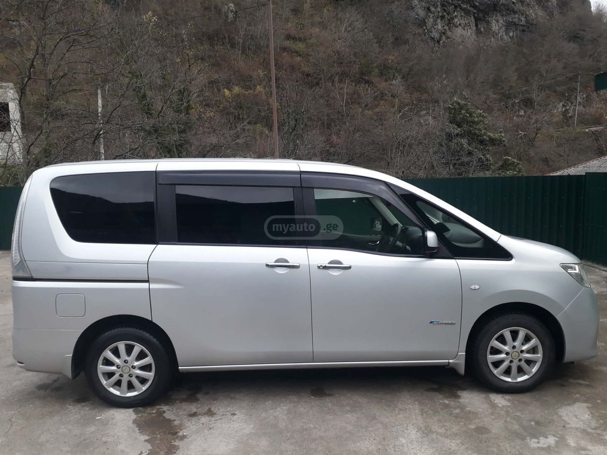 Nissan Serena 2012 — photo 2