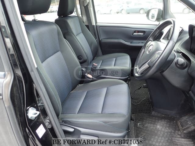 Toyota Noah 2017 — photo 2