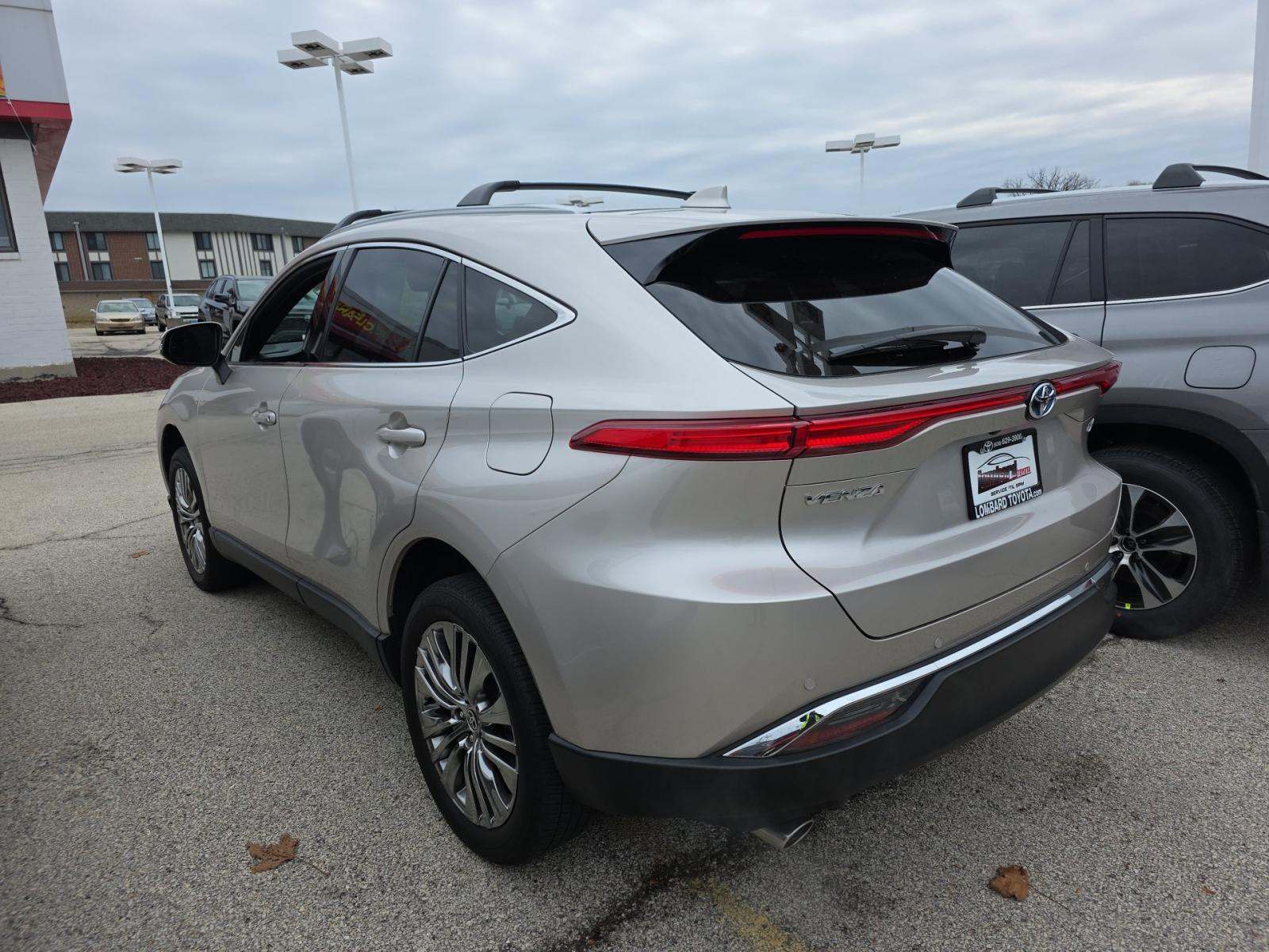 Toyota Venza 2023 — photo 2