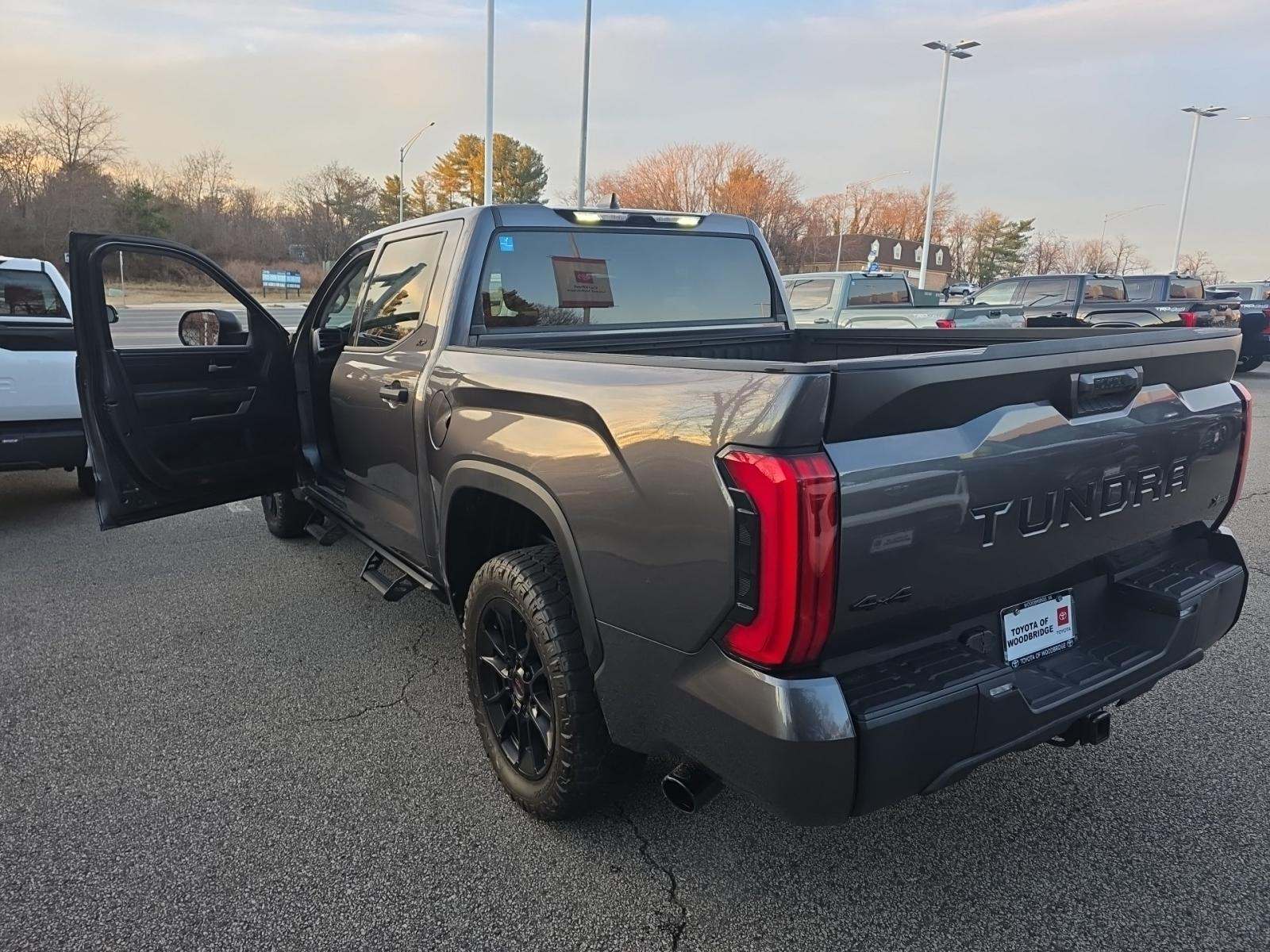 Toyota Tundra 2023 — photo 2