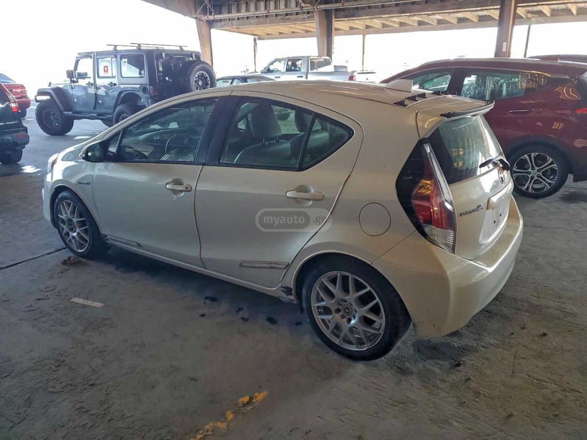 Toyota Prius 2016 — photo 2