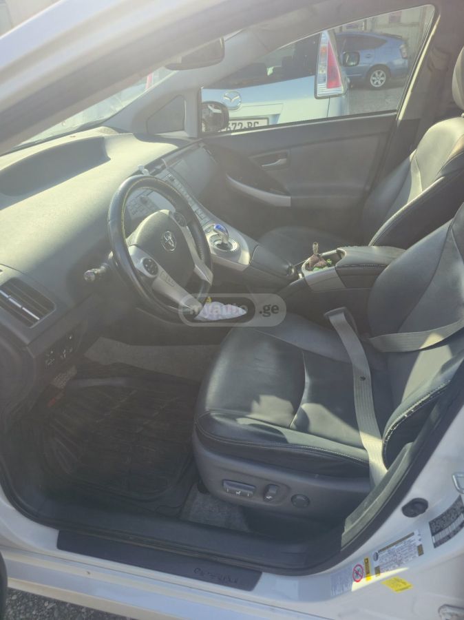 Toyota Prius 2015 — photo 2