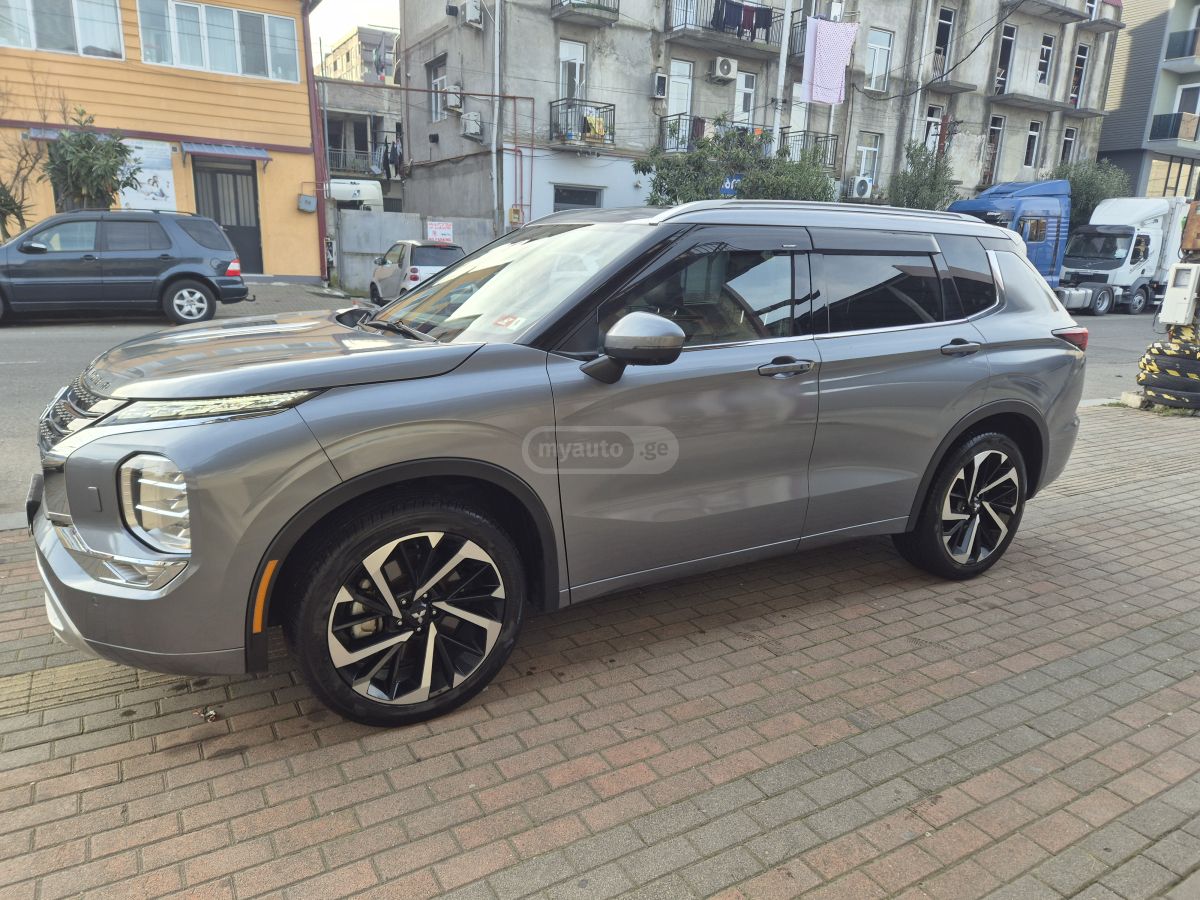 Mitsubishi Outlander 2021 — photo 2