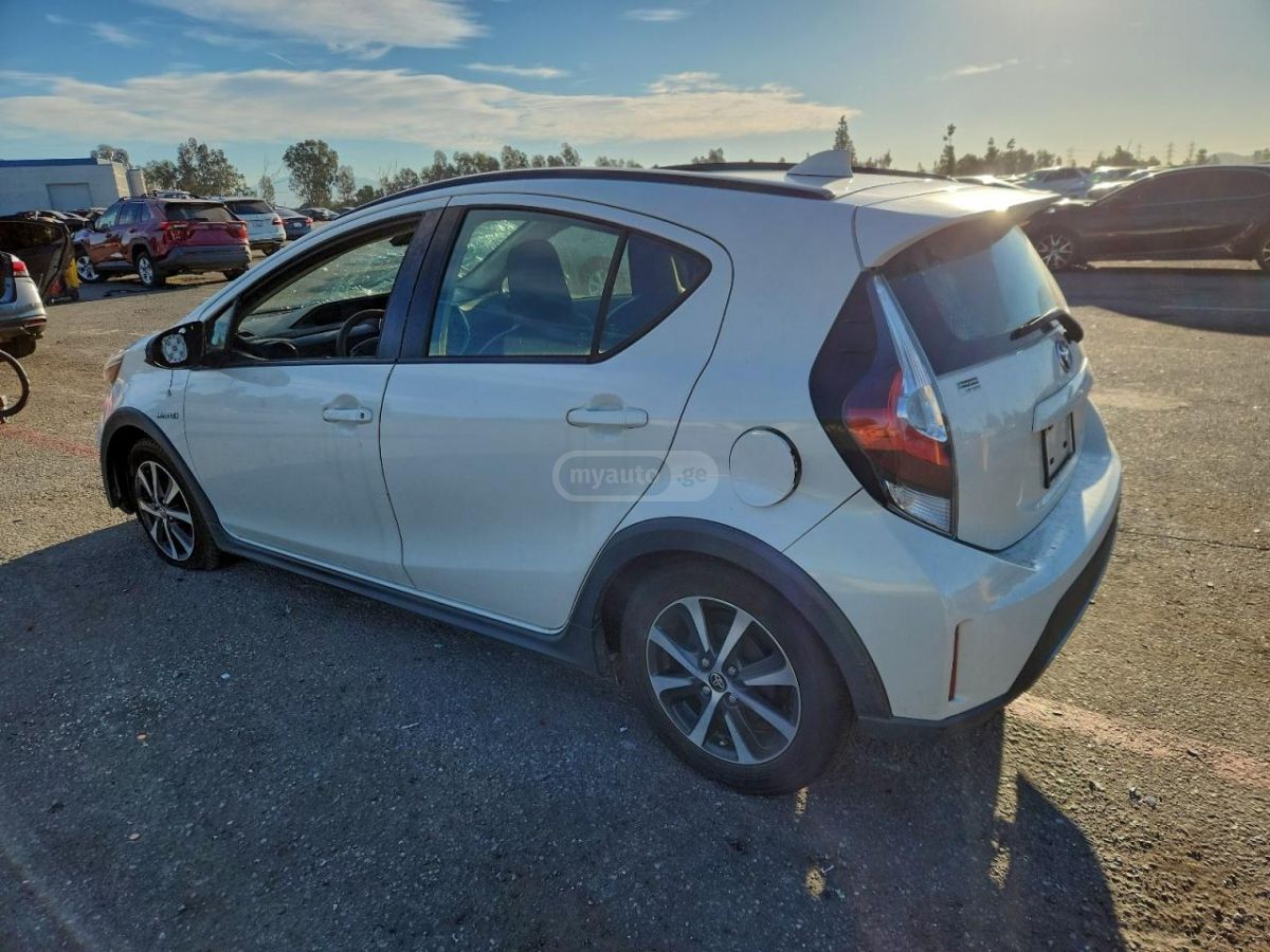 Toyota Prius 2018 — photo 2