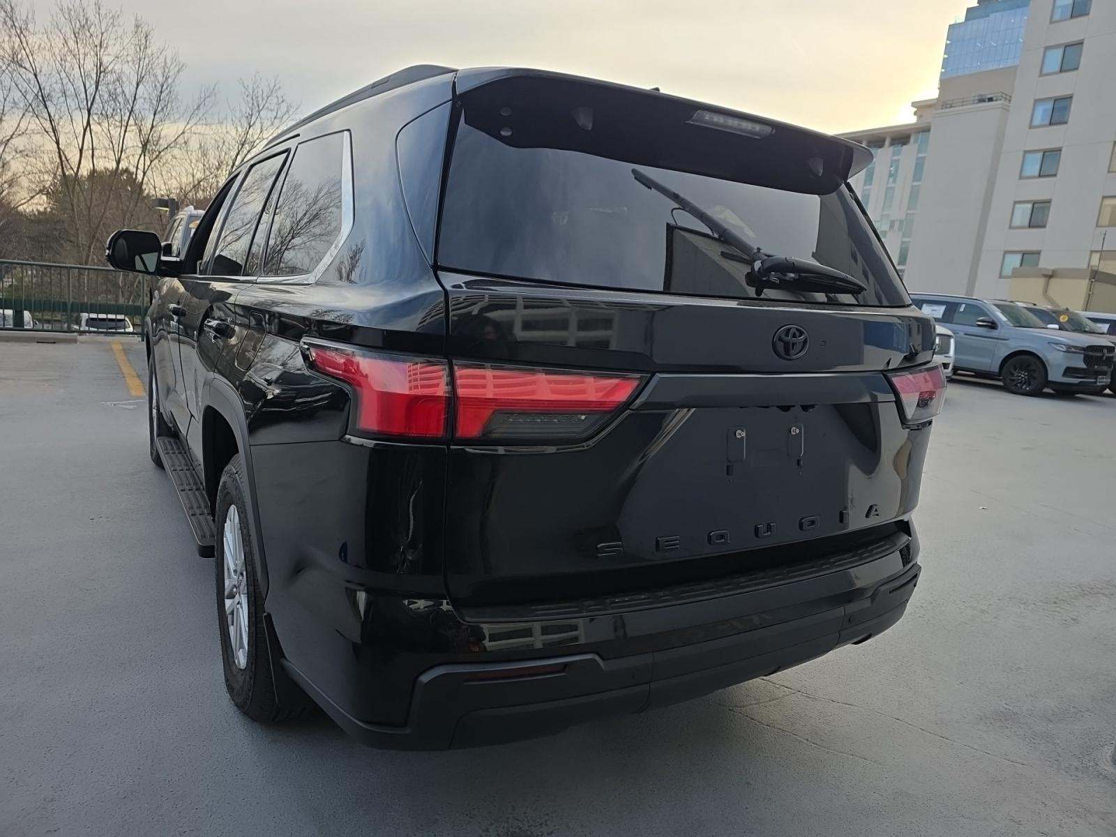 Toyota Sequoia 2023 — photo 2