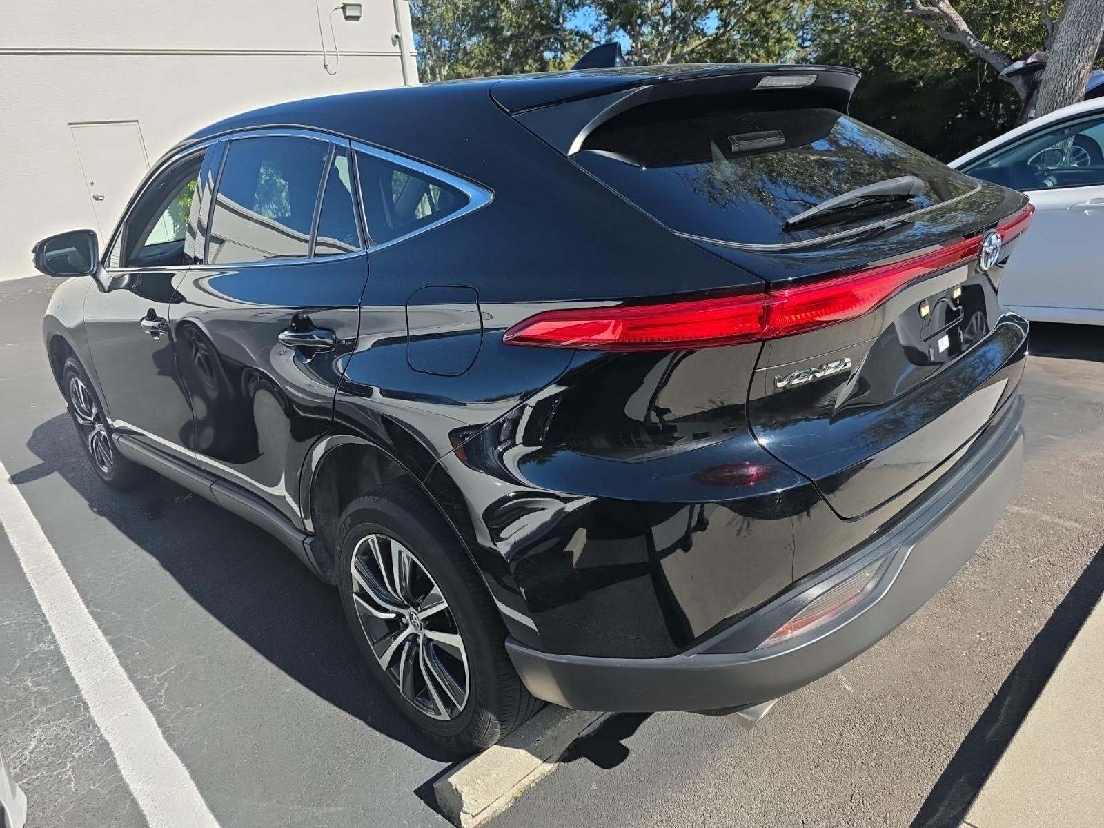 Toyota Venza 2023 — photo 2
