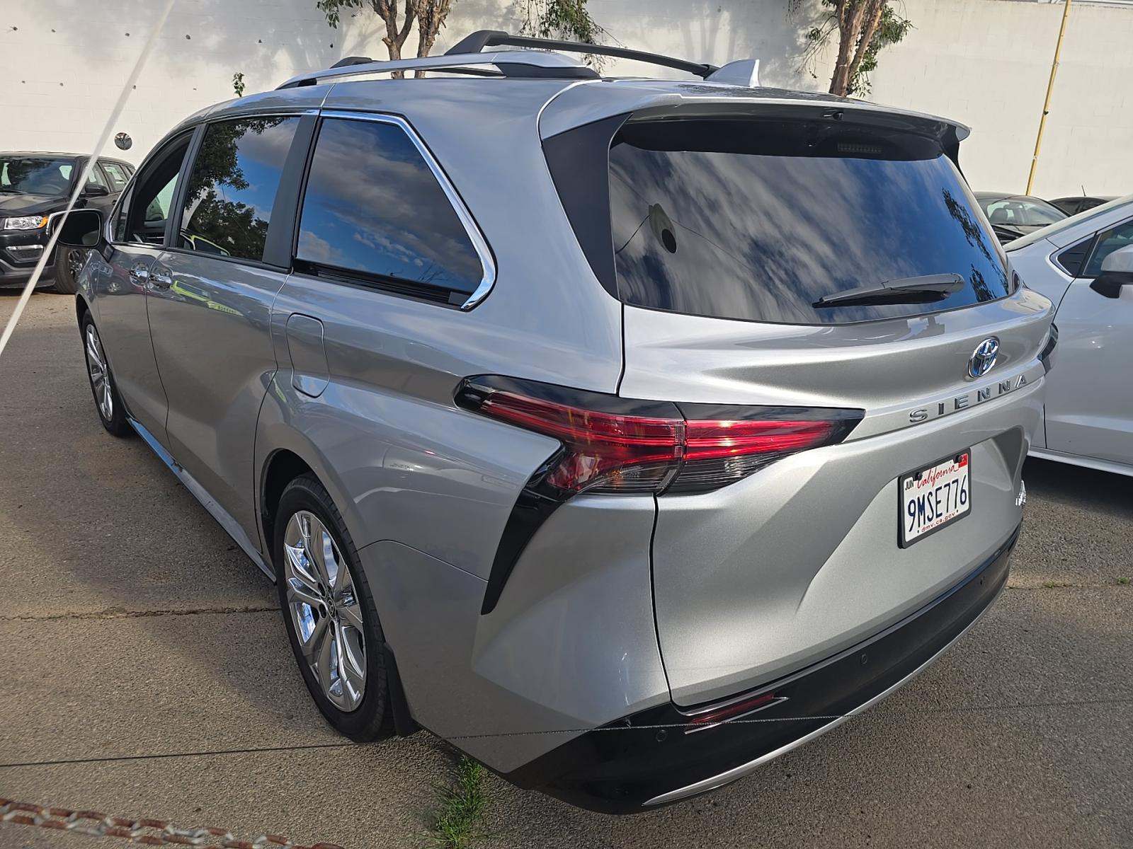 Toyota Sienna 2024 — photo 2