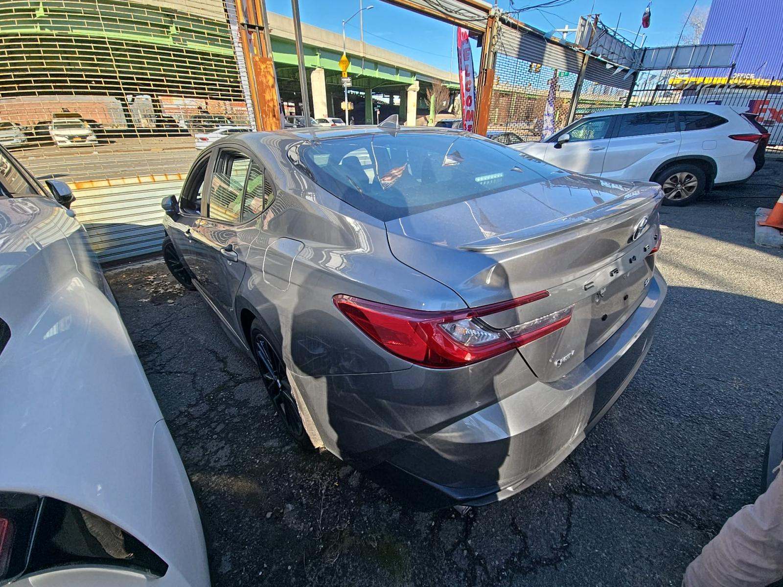 Toyota Camry 2025 — photo 2
