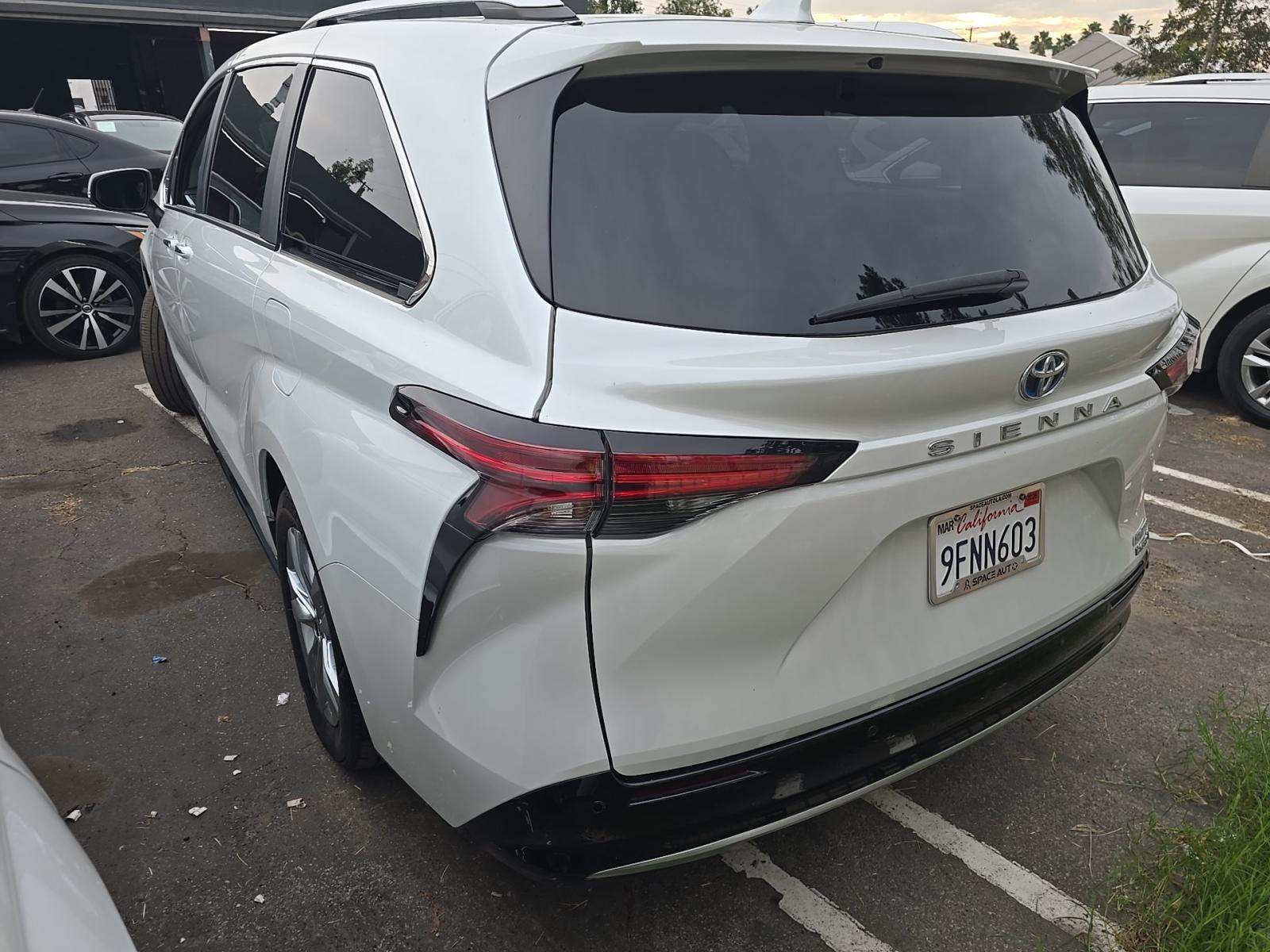 Toyota Sienna 2023 — photo 2