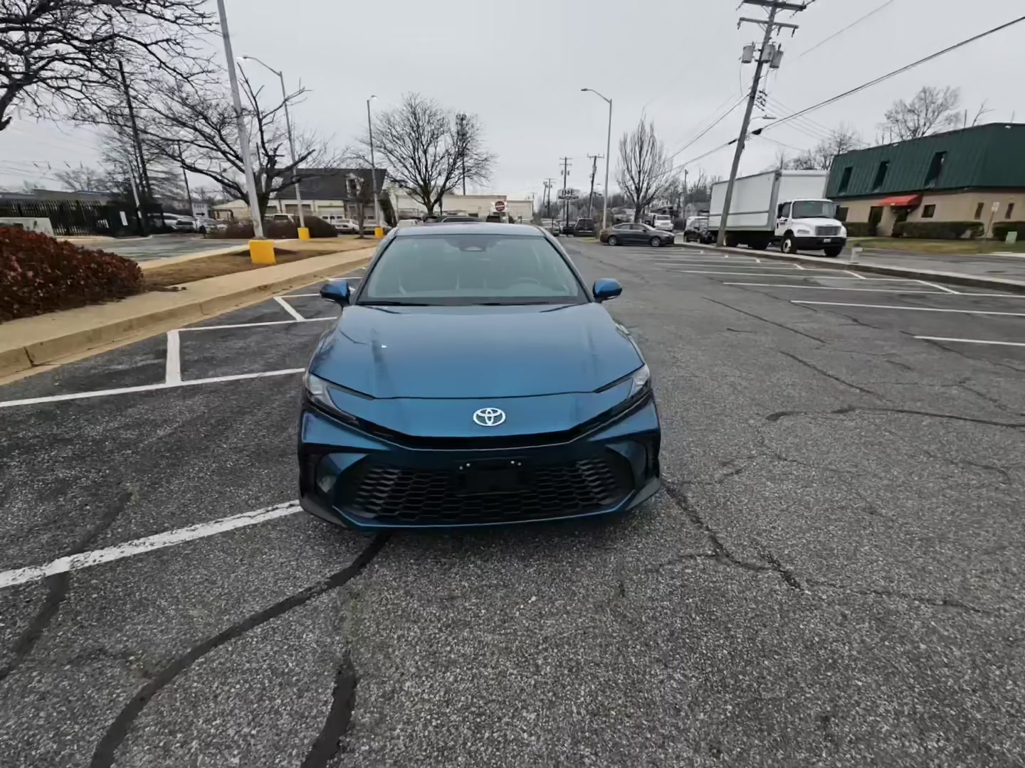 Toyota Camry 2025 — photo 2