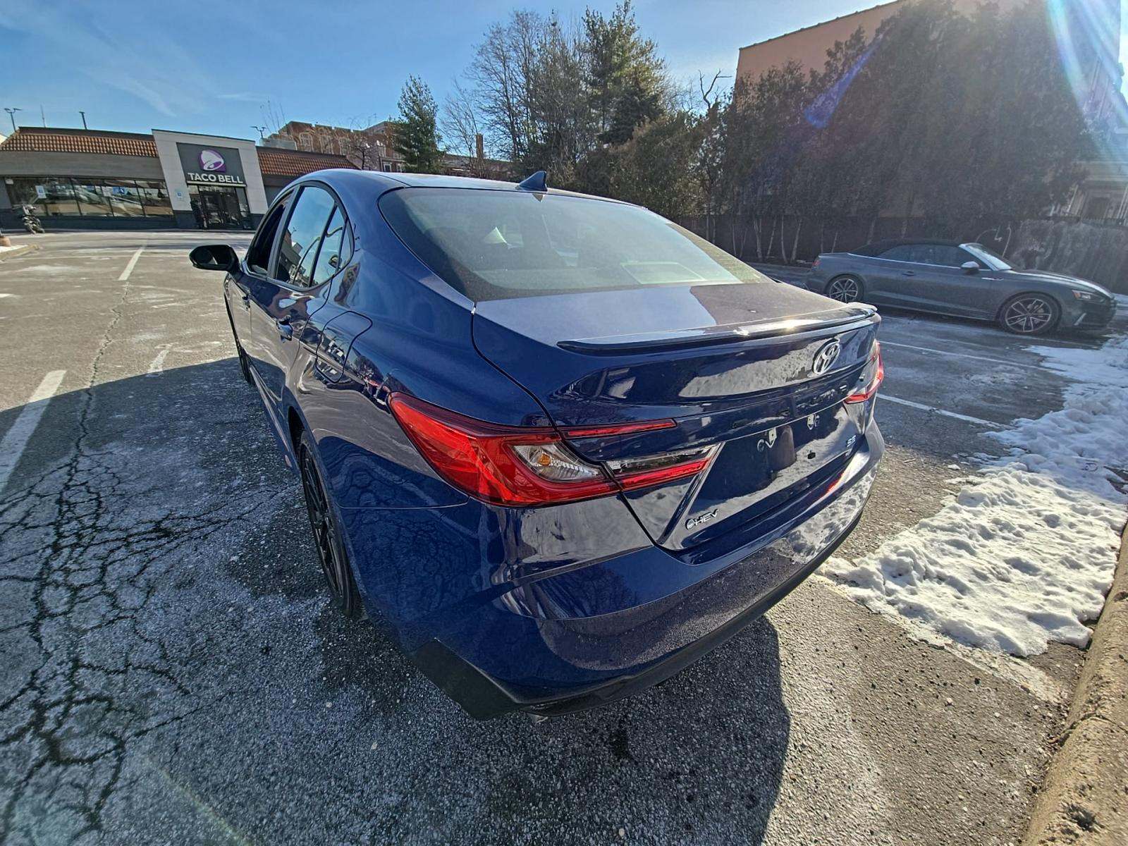 Toyota Camry 2025 — photo 2