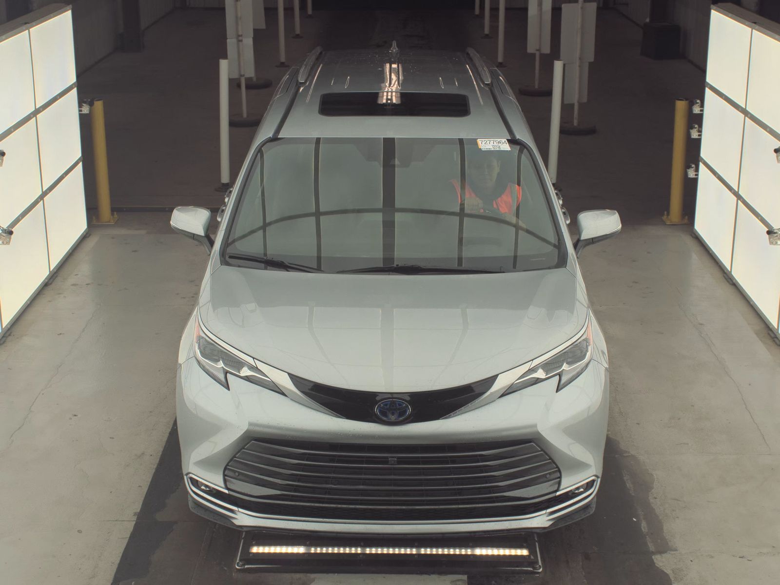 Toyota Sienna 2021 — photo 2