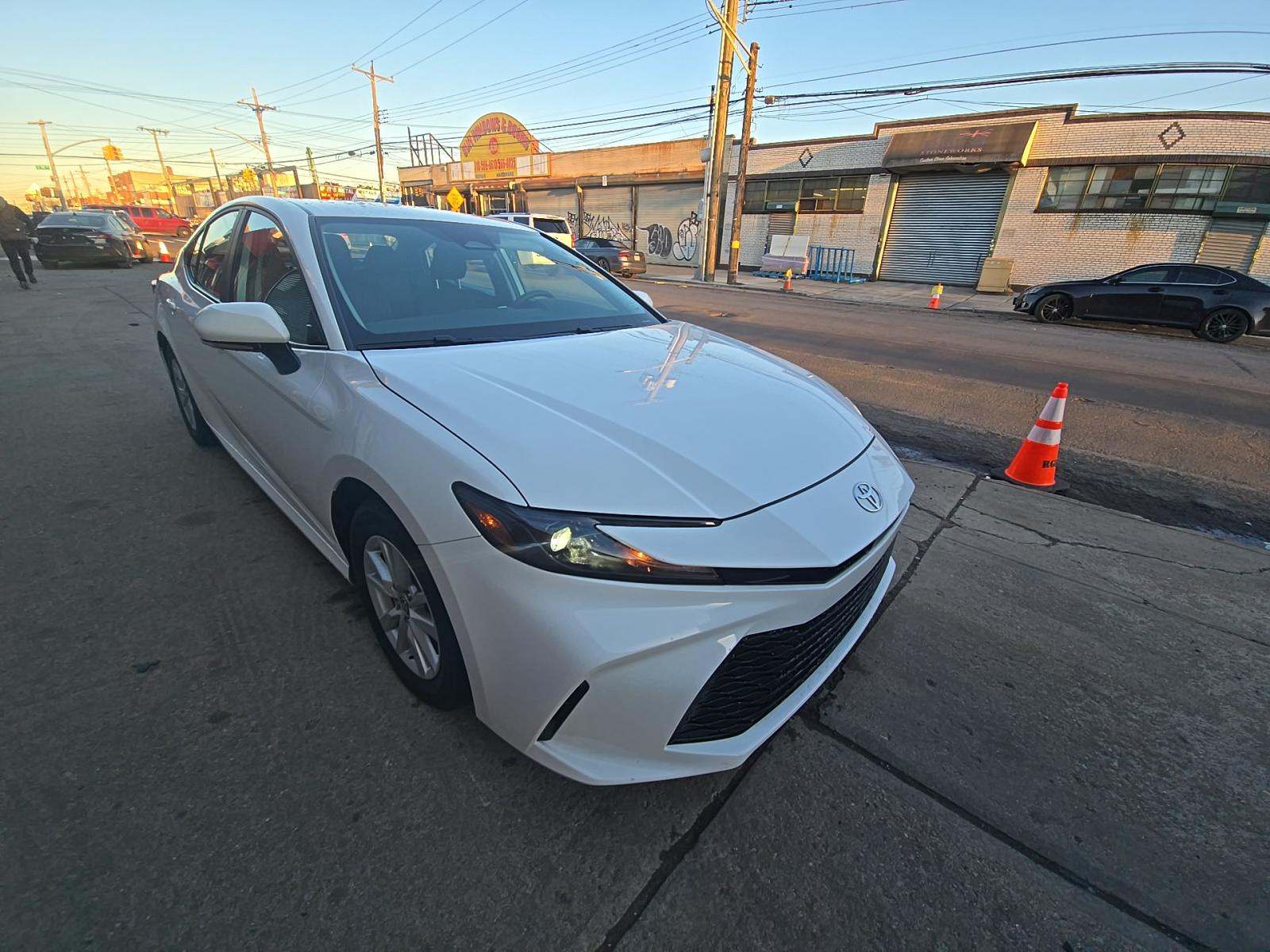 Toyota Camry 2025 — photo 2