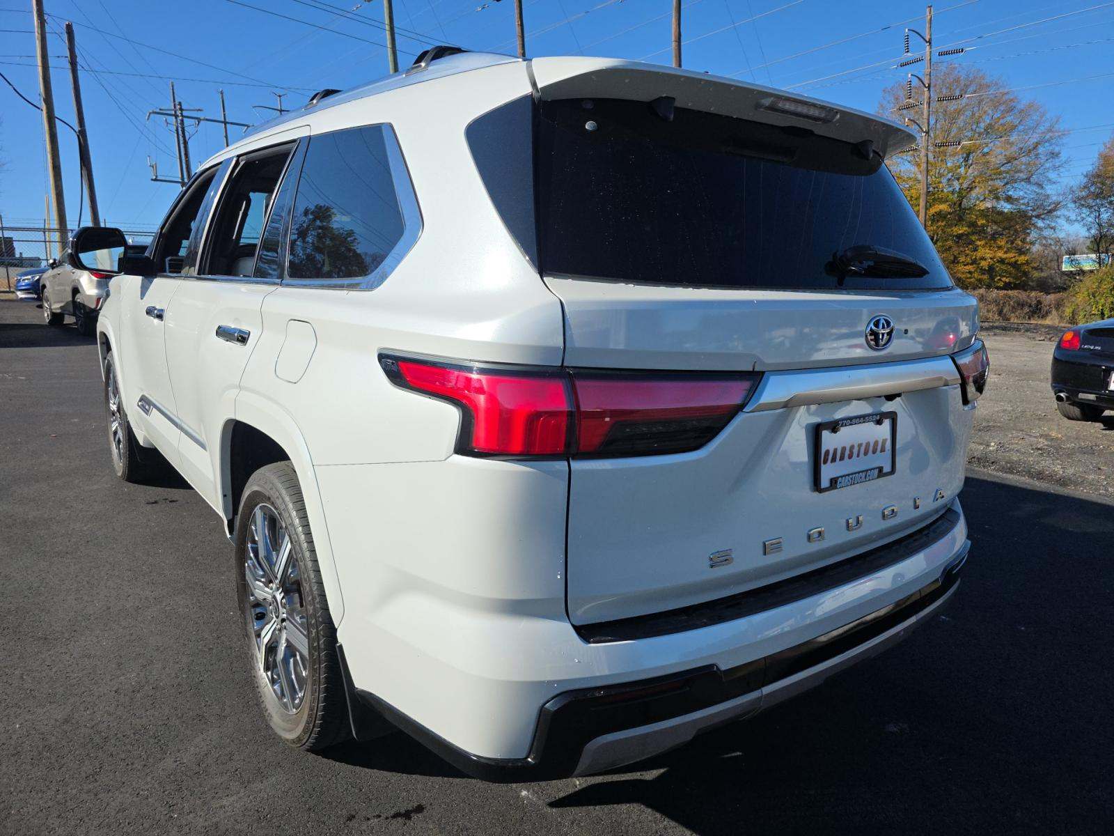 Toyota Sequoia 2023 — photo 2