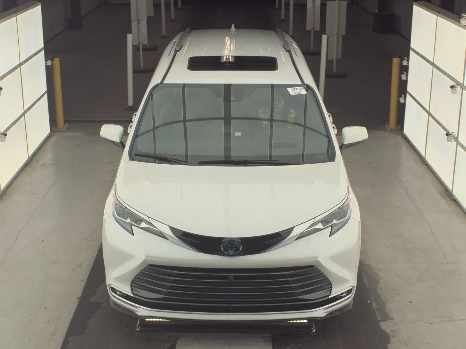 Toyota Sienna 2024 — photo 2
